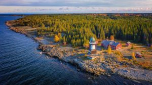 Blick auf den Leuchtturm Berguddens Fyr auf der schwedischen Insel Holmön