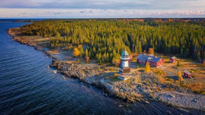 Blick auf den Leuchtturm Berguddens Fyr auf der schwedischen Insel Holmön