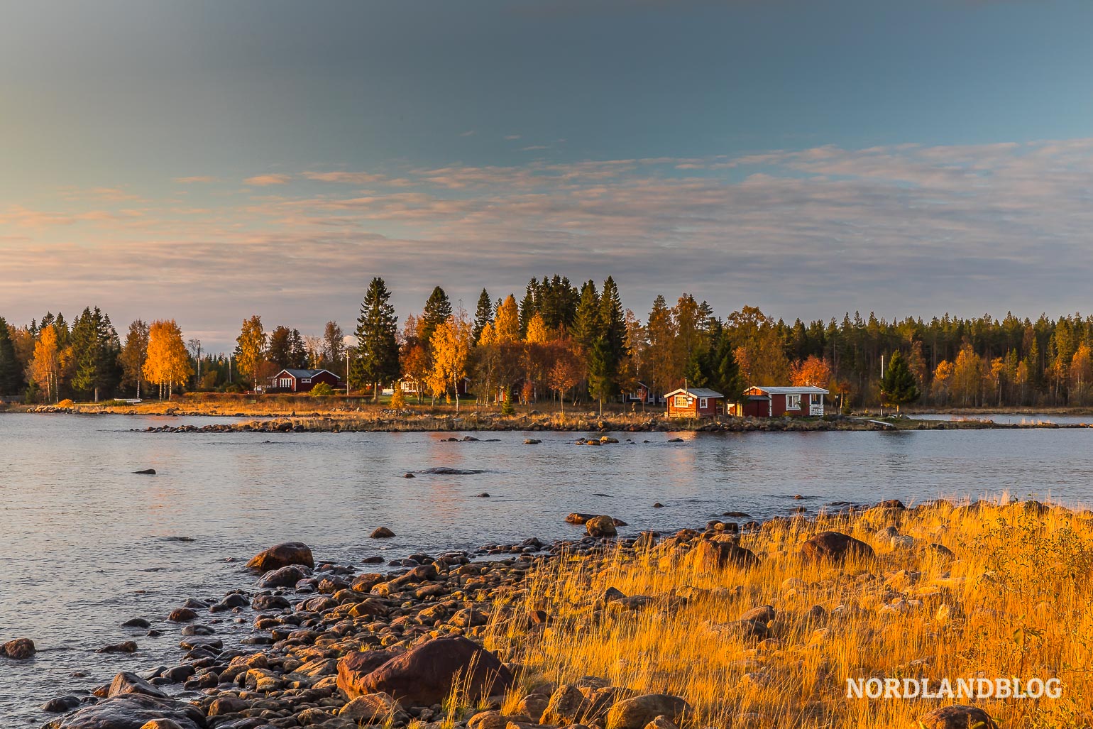 Die Schären leuchten im Licht der Morgensonne in Schweden