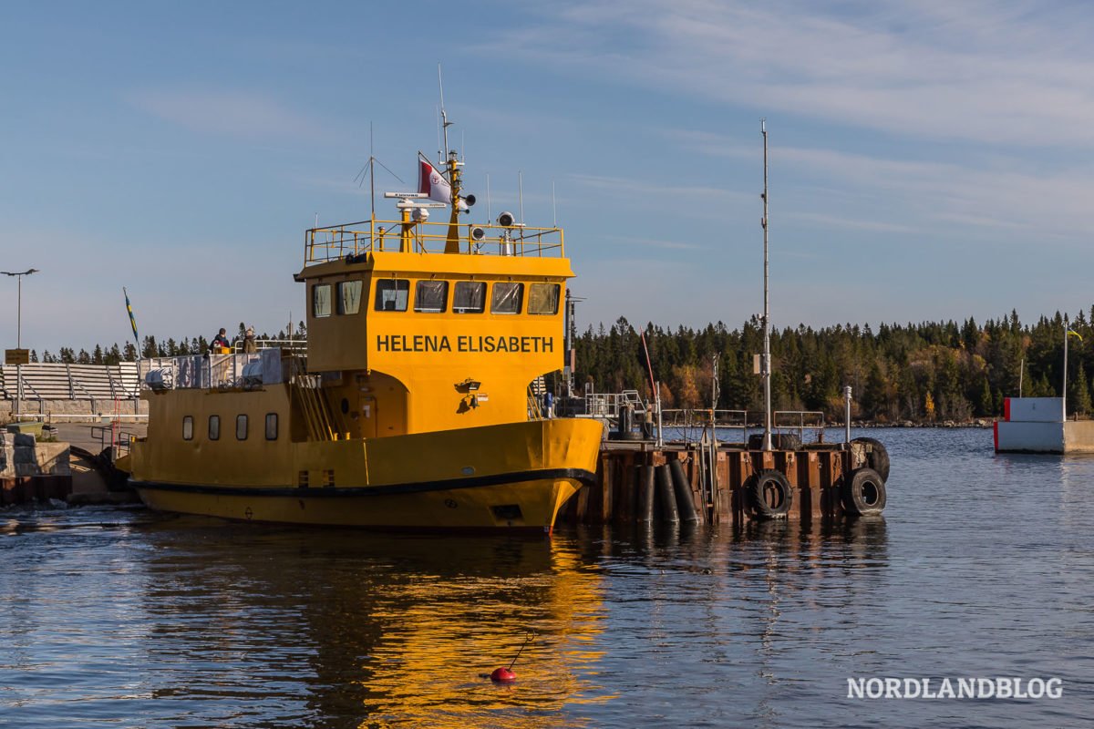 Die kleine gelbe Fähre "Helena Elizabeth" pendelt täglich zwischen dem schwedischen Festland und der Insel Holmön