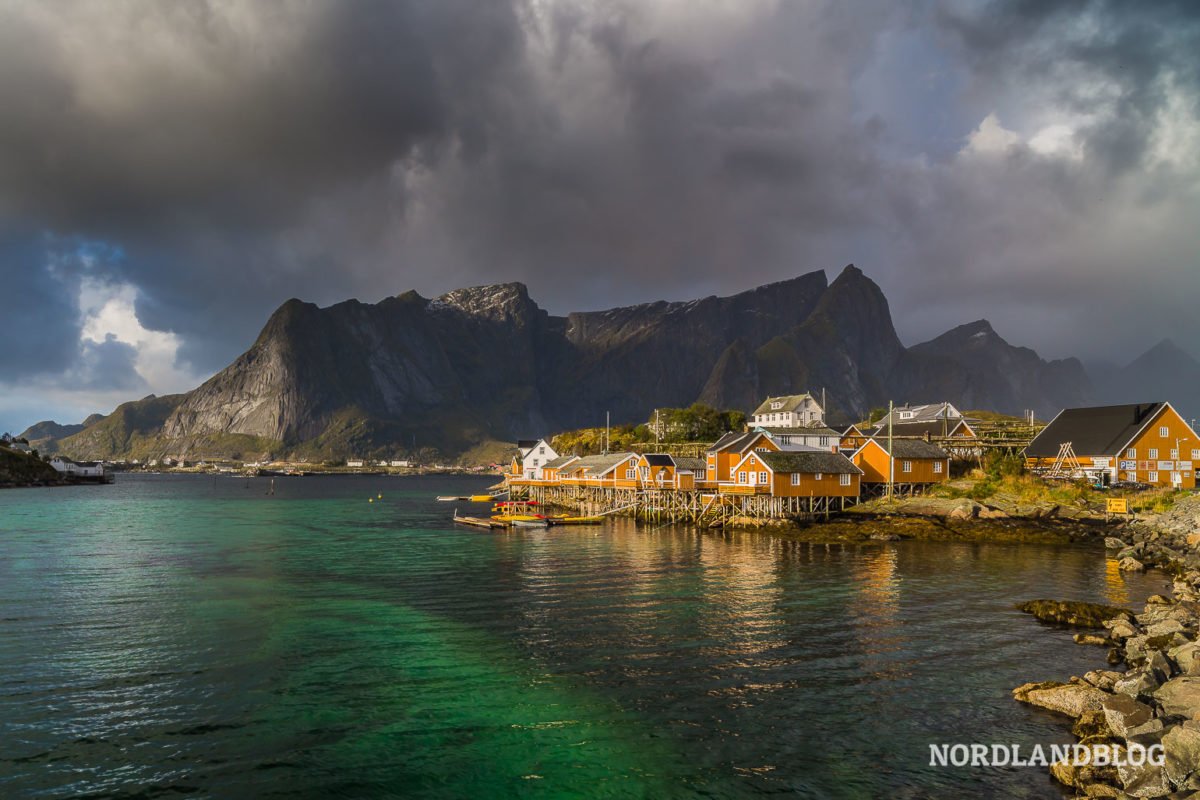 Die gelben Rorbuer der Lofoten-Insel Sakrisøy im Licht der Morgensonne Die gelben Rorbuer der Lofoten-Insel Sakrisøy im Licht der Morgensonne