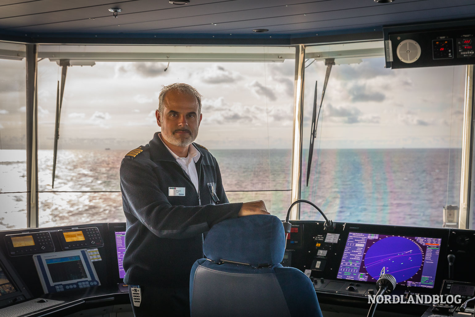 Der Kapitän der MS Finnstar / Finnlines auf seiner Brücke