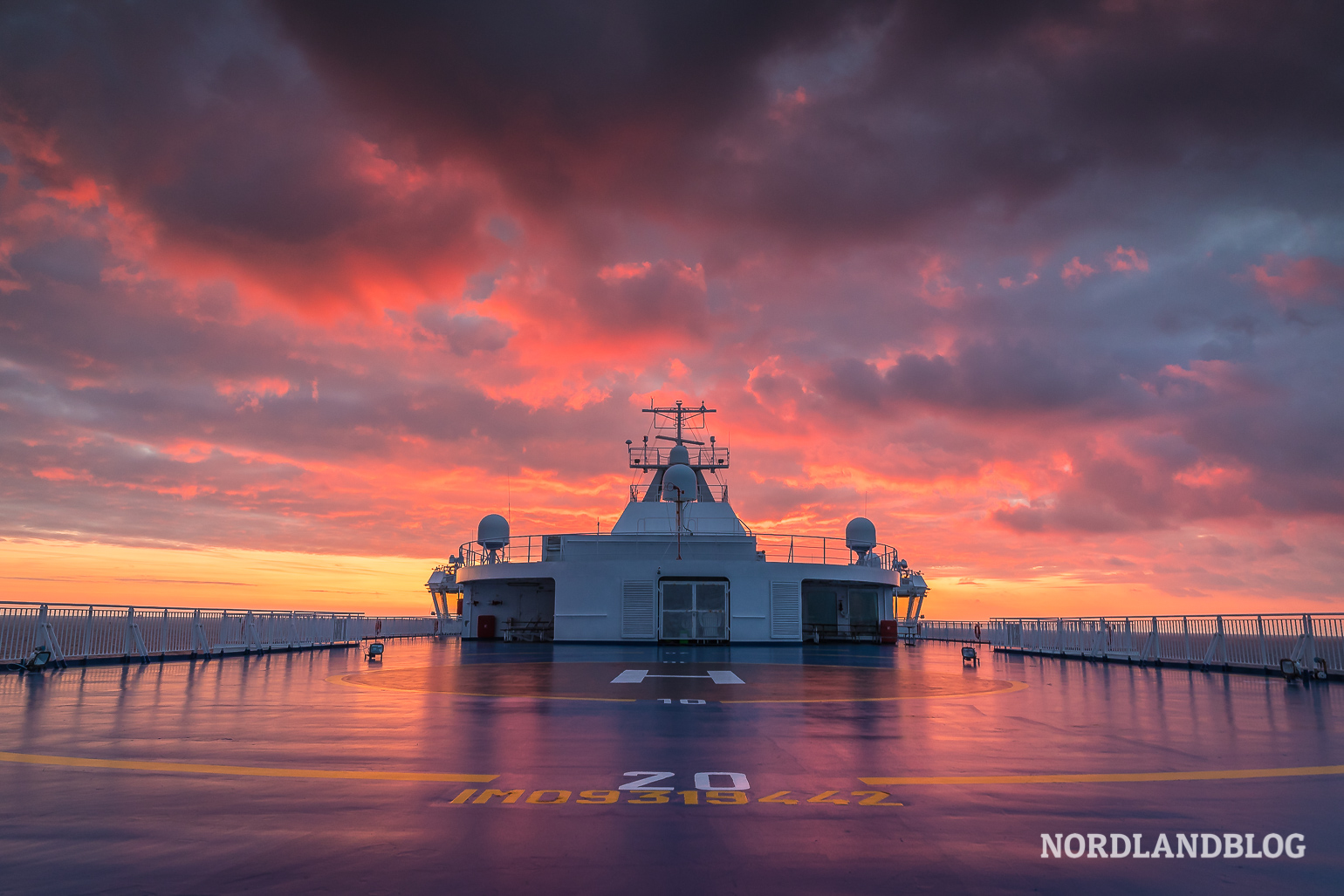 Sonnenuntergang auf der Ostsee am Horizont während der Anreise nach Finnland mit Finnlines von Helsinki nach Travemünde