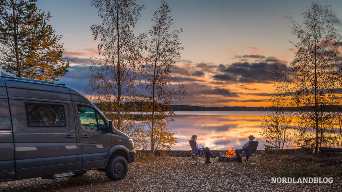 Vanlife pur - mit dem Kastenwagen am Seeufer in Finnland und dazu ein wärmendes Lagerfeuer Vanlife pur - mit dem Kastenwagen am Seeufer in Finnland und dazu ein wärmendes Lagerfeuer