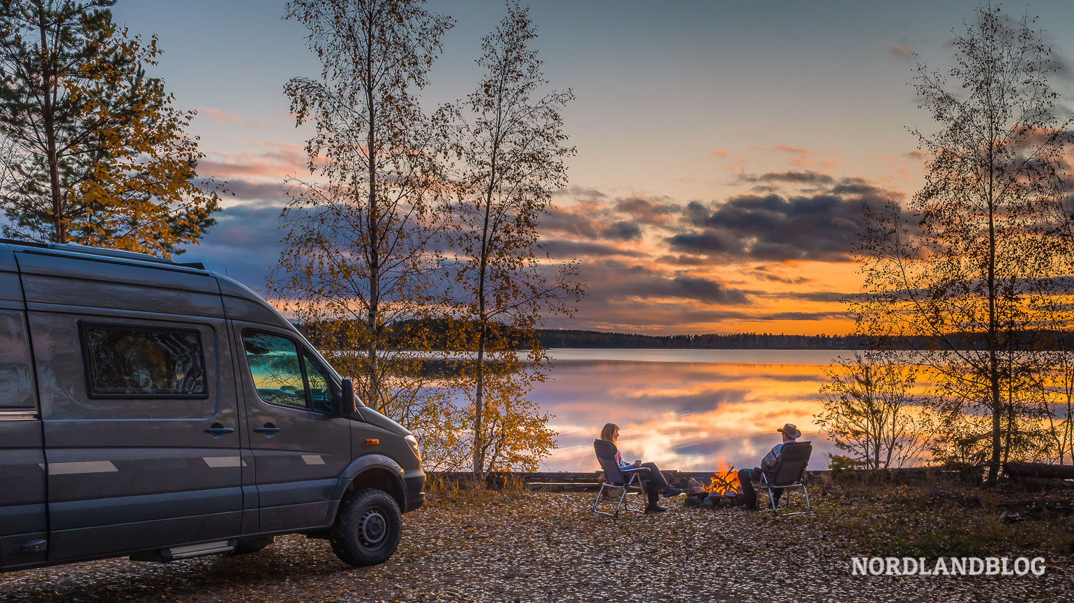 Vanlife pur - mit dem Kastenwagen am Seeufer in Finnland und dazu ein wärmendes Lagerfeuer