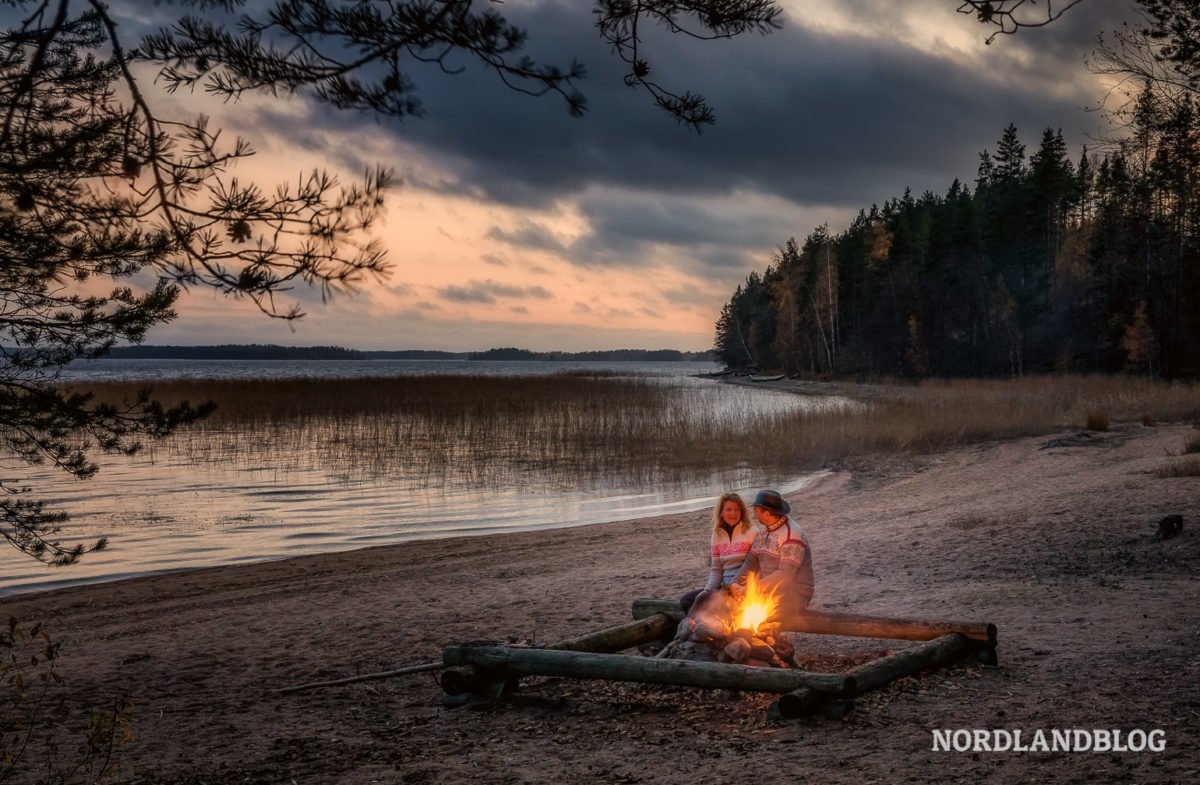 Abendliche Idylle am Lagerfeuer am See Saimaa