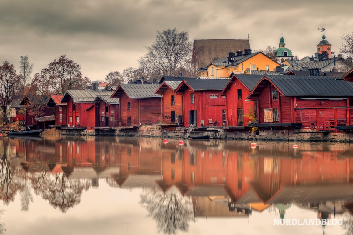 Die alten Lagerhäuser am Wasser in der Altstadt von Porvoo Die alten Lagerhäuser am Wasser in der Altstadt von Porvoo