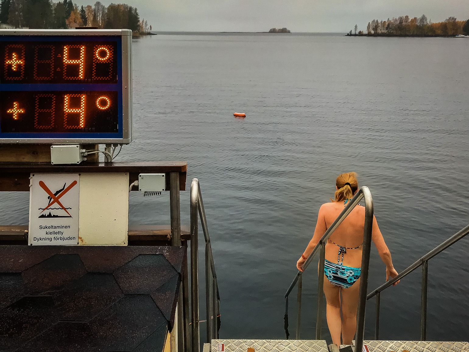 Selbsterklärend: Nach der Finnischen Sauna bei 4 Grad in den See