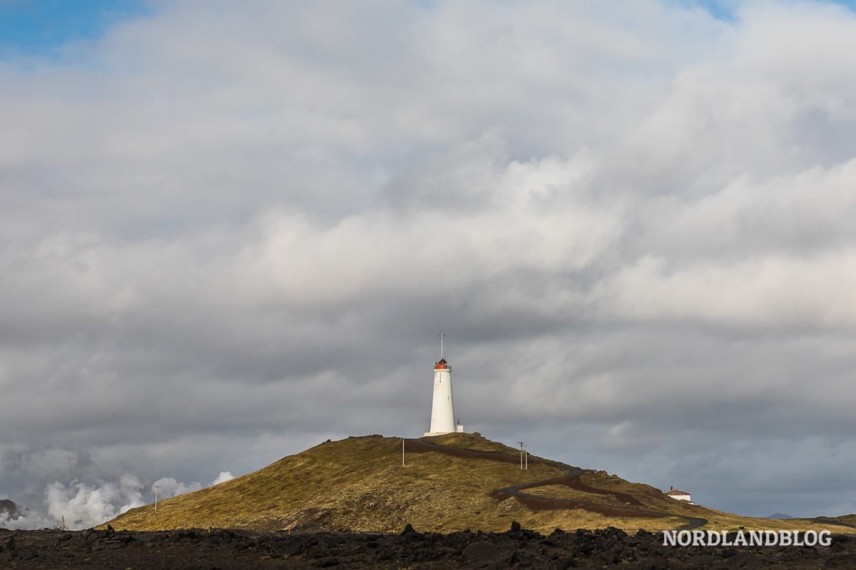 Ein letzter Blick zum Leuchtturm von Reykjanes im Südwesten von Island unweit von Reykjavik Ein letzter Blick zum Leuchtturm von Reykjanes im Südwesten von Island unweit von Reykjavik