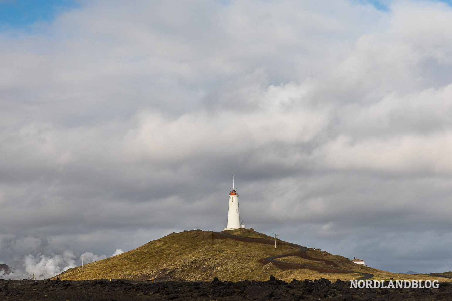 Ein letzter Blick zum Leuchtturm von Reykjanes im Südwesten von Island unweit von Reykjavik