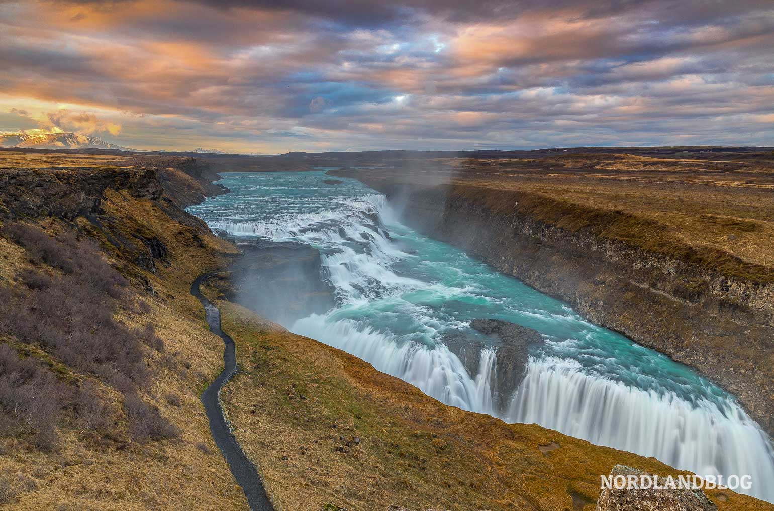 Der mächtige Gullfoss im Süden von Island im Abendlicht