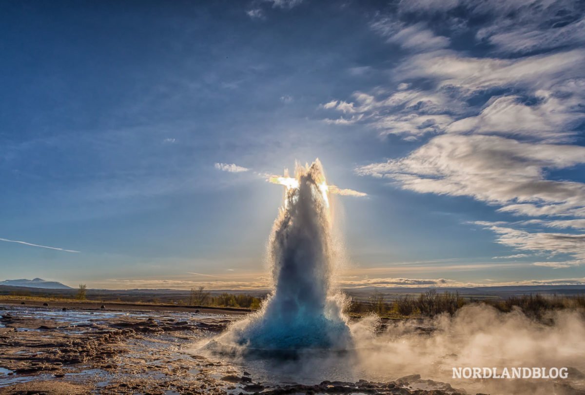Geysir Strokkur in Island beim Ausbruch (Nordlandblog Reportage) Geysir Strokkur in Island beim Ausbruch (Nordlandblog Reportage)