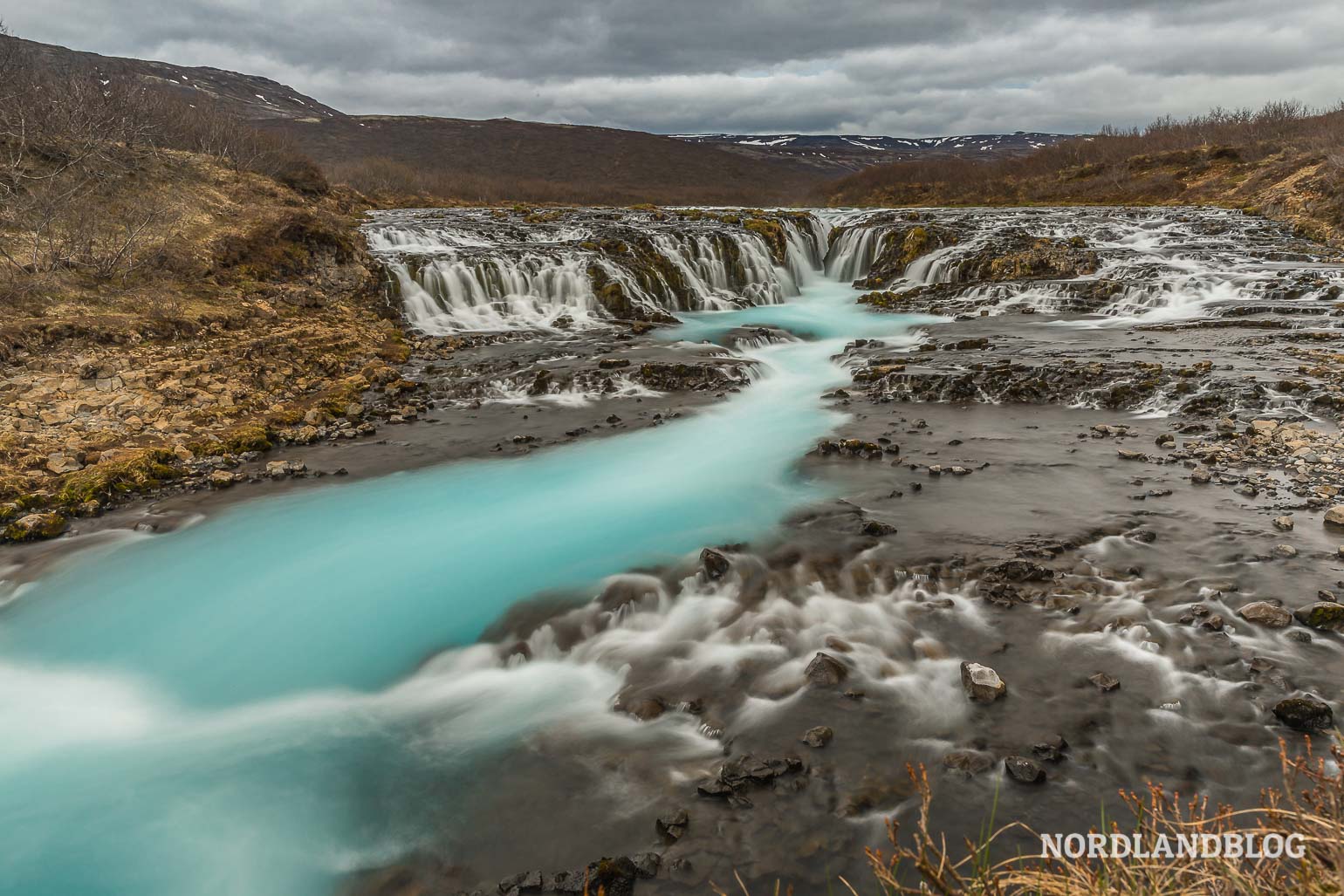 Der blaue Wasserfall Bruarfoss im Süden von Island