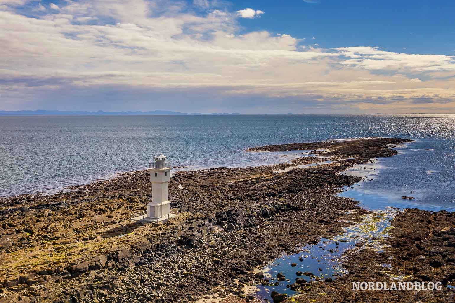 Der alte Leuchtturm von Akranes auf der Landzunge am Meer