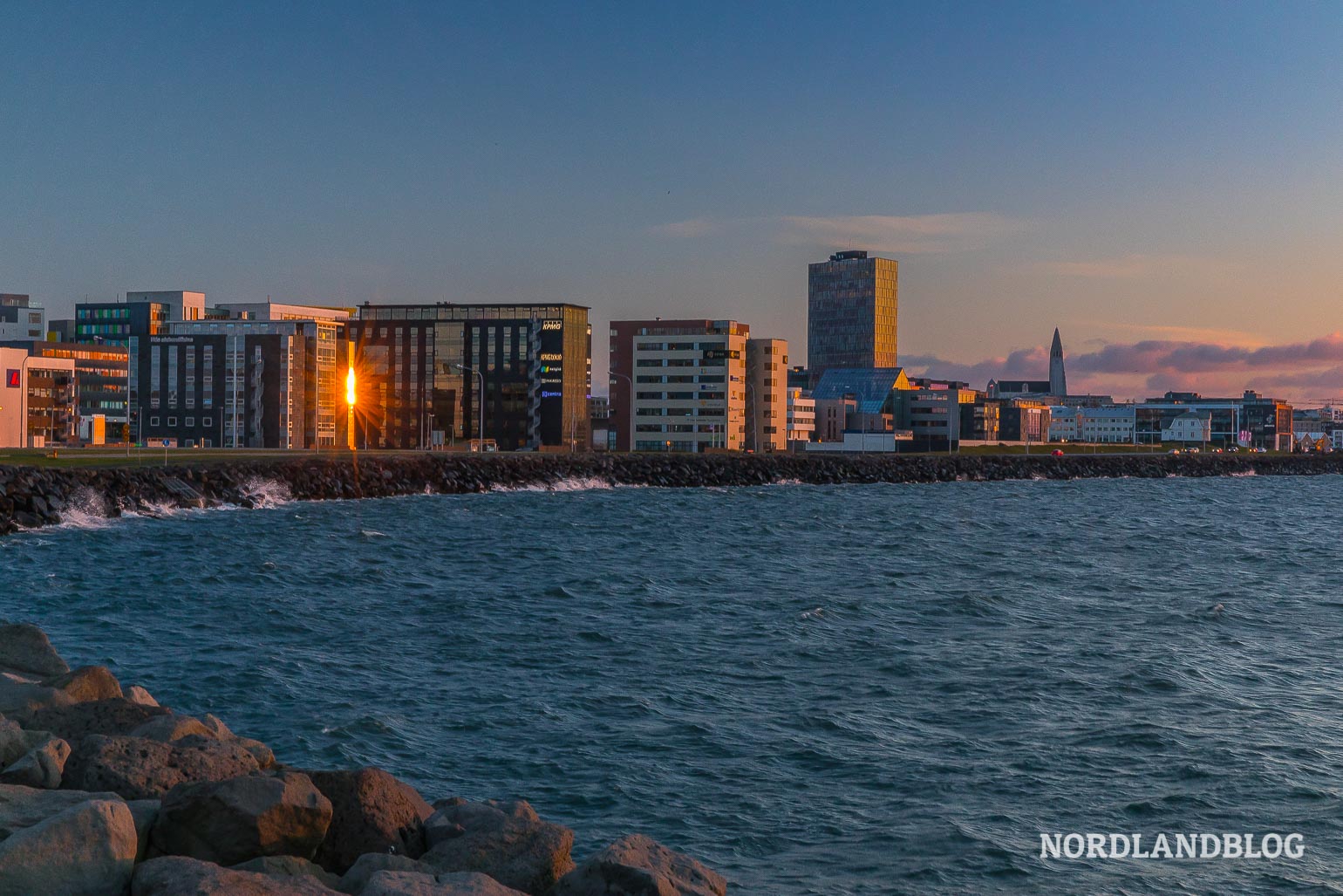 Skyline von Reykjavik im Abendlicht