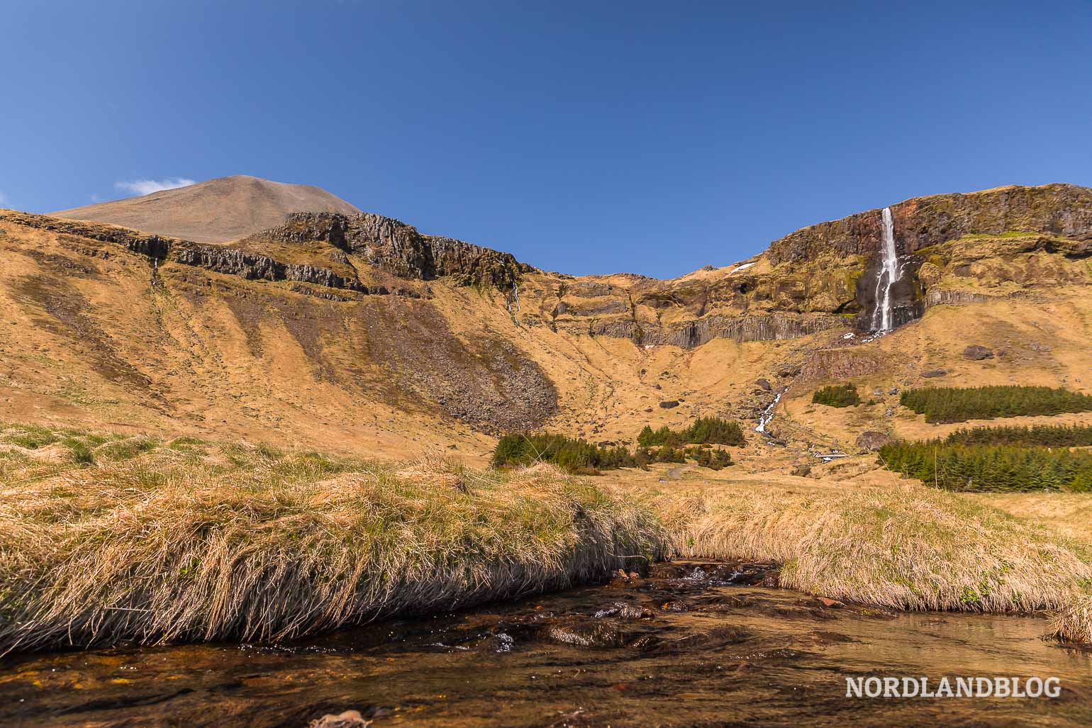 Der Wasserfall Bjarnafoss auf der Halbinsel Snæfellsnes (Island)