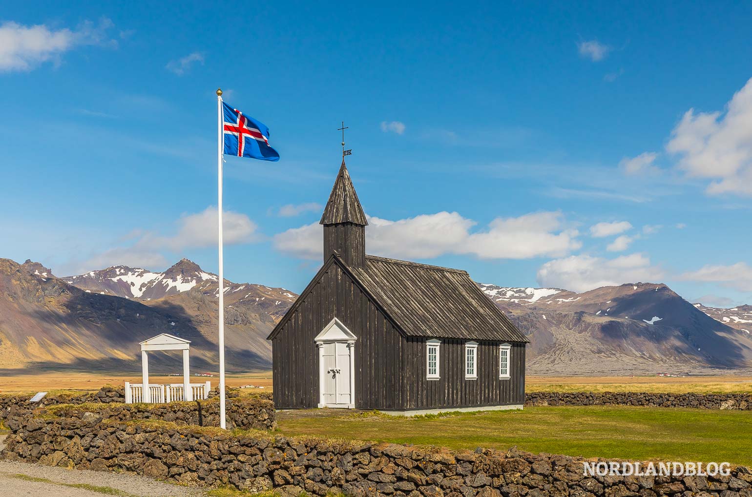 Búðakirkja, die schwarze Holzkirche am Meer in Island