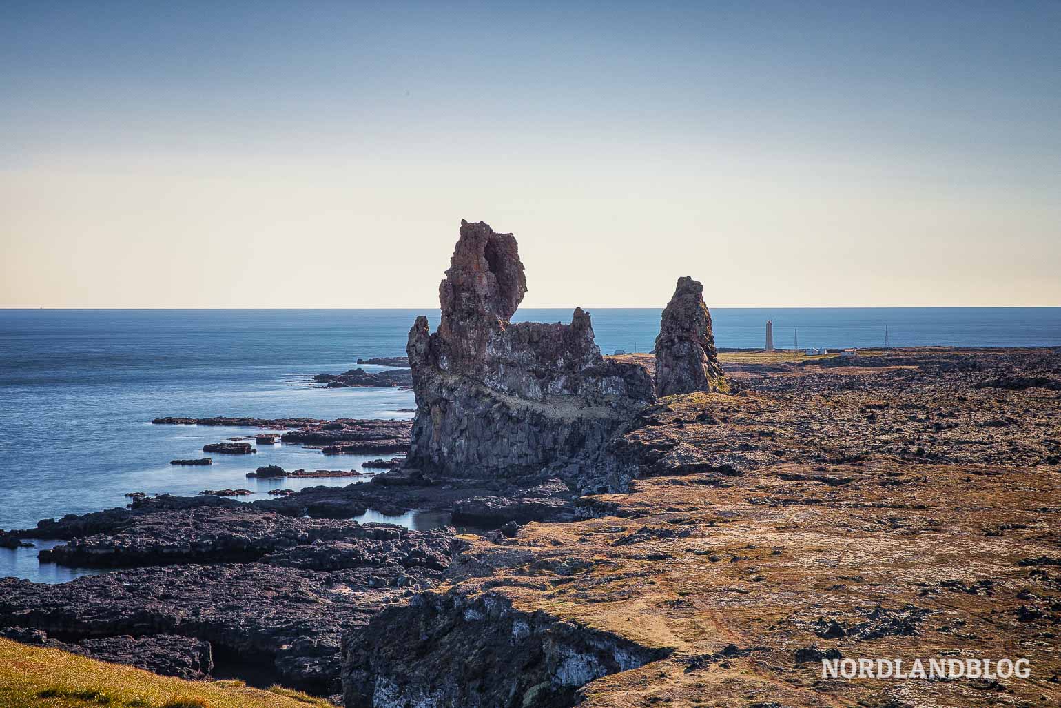 Lóndrangar Felsen im Meer auf Island