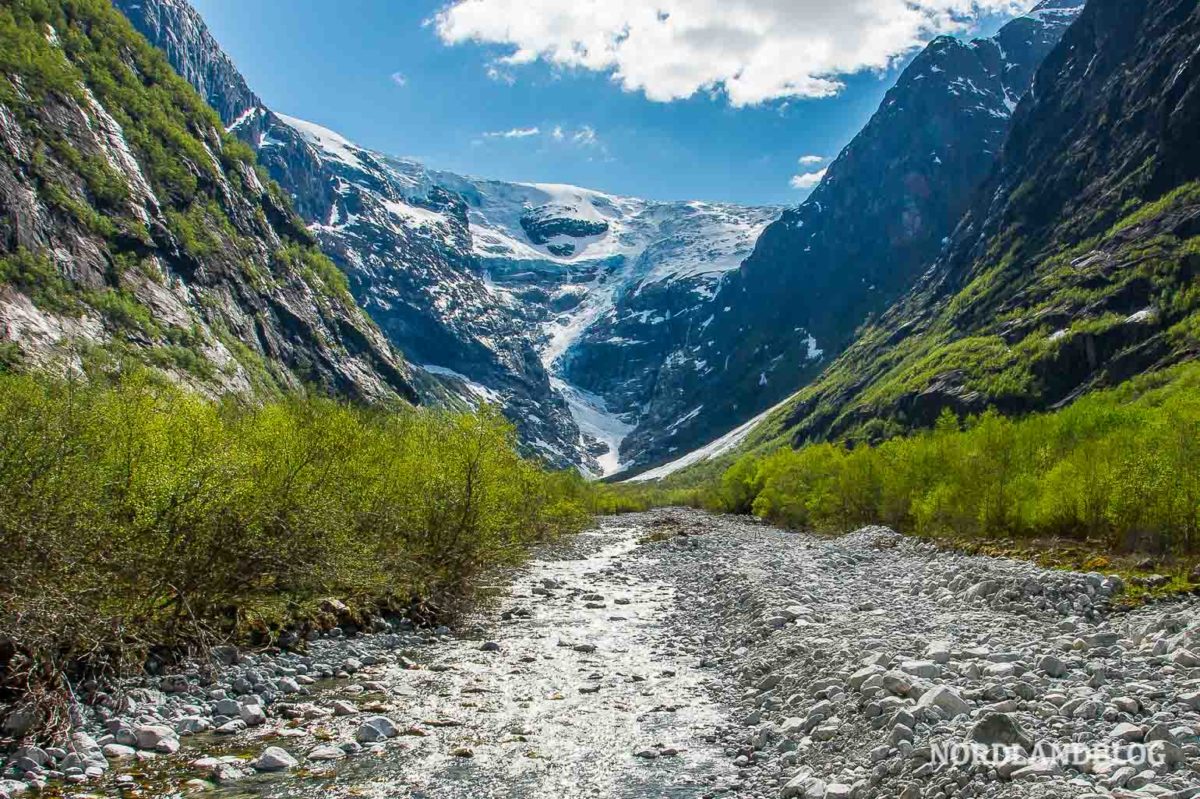 Gletscher Kjenndalsbreen im Lodalen am Nordfjord Gletscher Kjenndalsbreen im Lodalen am Nordfjord