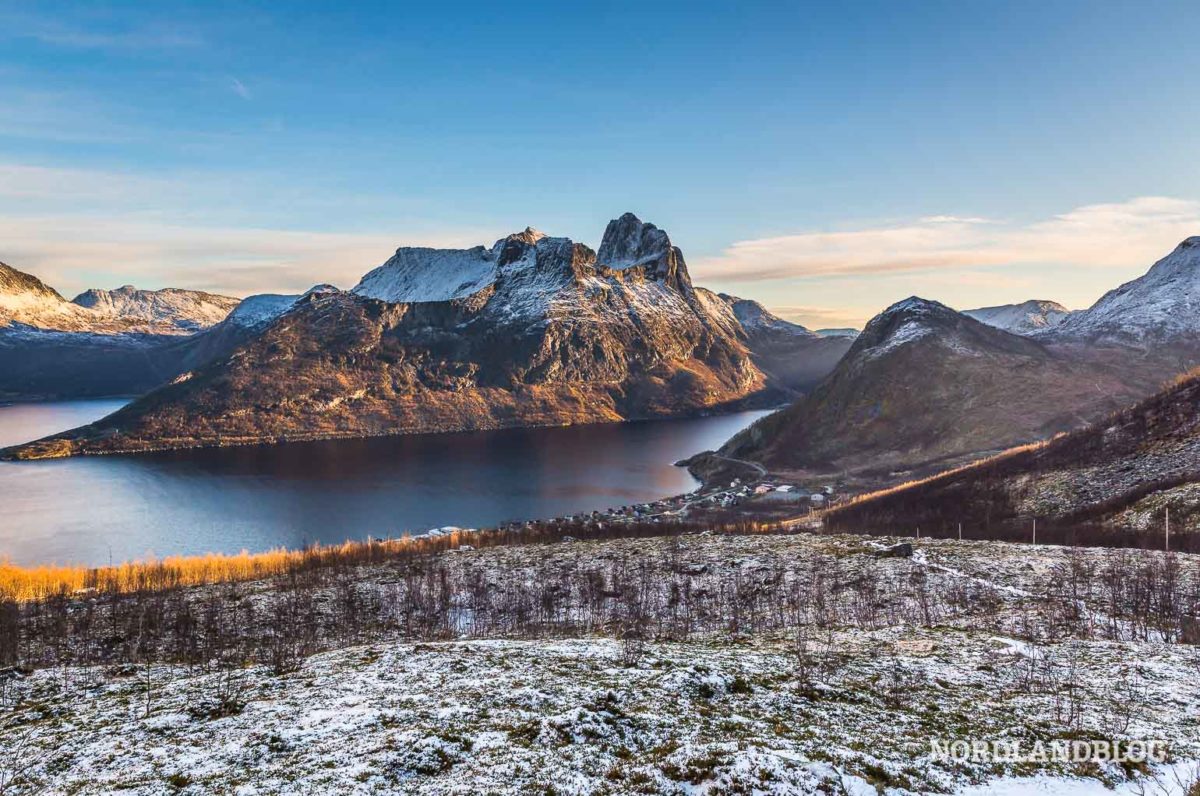 Wandern im Norden von Norwegen: Spektakulärer Blick vom Hesten auf den Segla (Insel Senja) Wandern im Norden von Norwegen: Spektakulärer Blick vom Hesten auf den Segla (Insel Senja) - Wandern, Troms, Trekking, Senja, Segla, Hiking, Hesten, Gipfeltour - norwegen-wanderungen - Wanderung in Nordnorwegen mit einer spektakulären Aussicht: 556 Meter erhebt sich der Hesten auf der Insel Senja über dem Fjord und bietet somit einen tollen Blick auf den Gipfel des Segla.