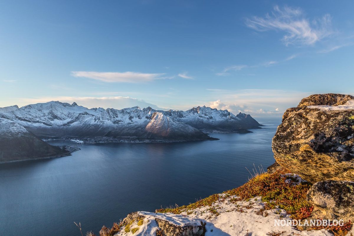 Wandern im Norden von Norwegen: Spektakulärer Blick vom Hesten auf den Segla (Insel Senja) Wandern im Norden von Norwegen: Spektakulärer Blick vom Hesten auf den Segla (Insel Senja) - Wandern, Troms, Trekking, Senja, Segla, Hiking, Hesten, Gipfeltour - norwegen-wanderungen - Wanderung in Nordnorwegen mit einer spektakulären Aussicht: 556 Meter erhebt sich der Hesten auf der Insel Senja über dem Fjord und bietet somit einen tollen Blick auf den Gipfel des Segla.