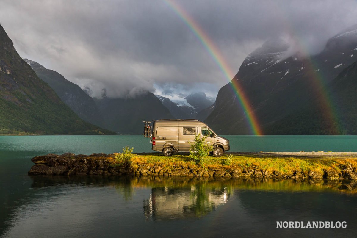 Unser Kastenwagen auf der spektakulären Landzunge des Campingplatzes mitten im See Lovatnet