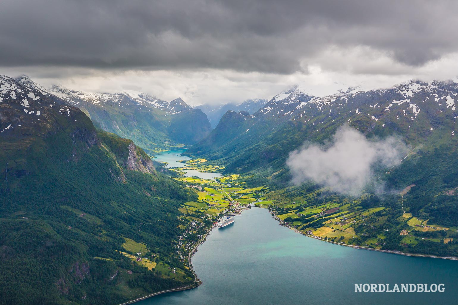 Blick in eines der faszinierenden Seitentäler am Nordfjord, das Oldendalen