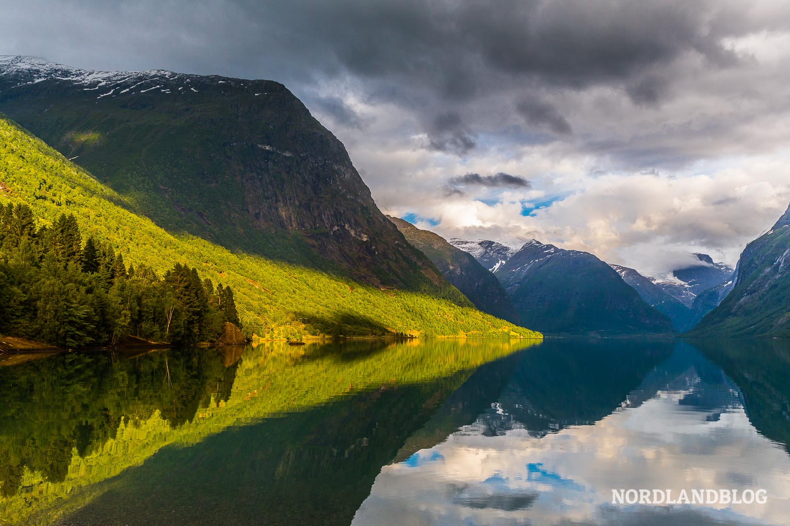Der See Lovatnet im Lodalen (Norwegen)