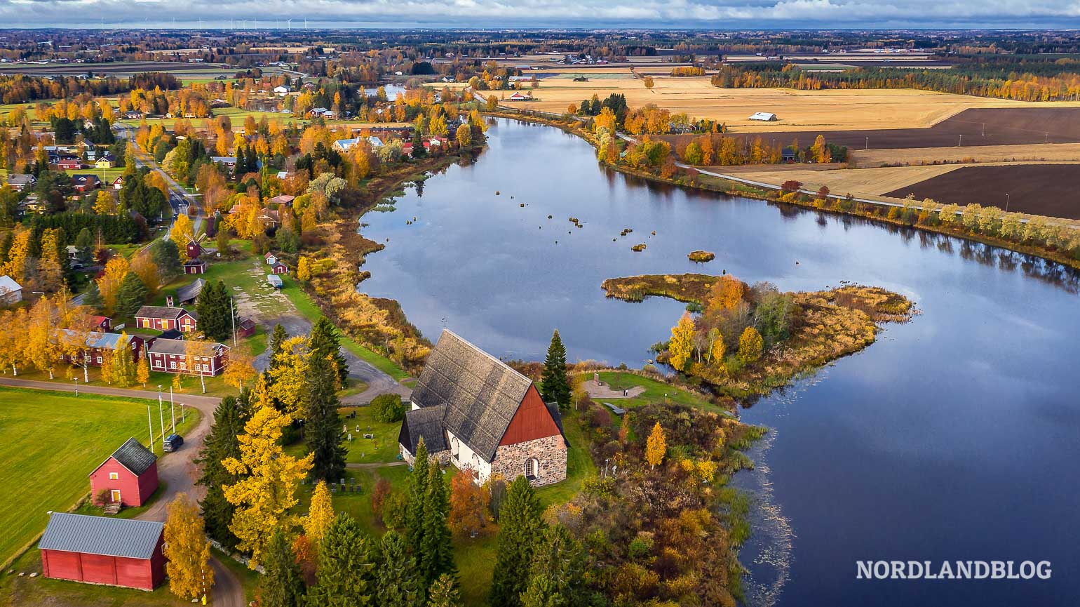 Blick auf die alte Kirche von Isokyrö, als wir mit dem Wohnmobil in Finnland unterwegs waren.