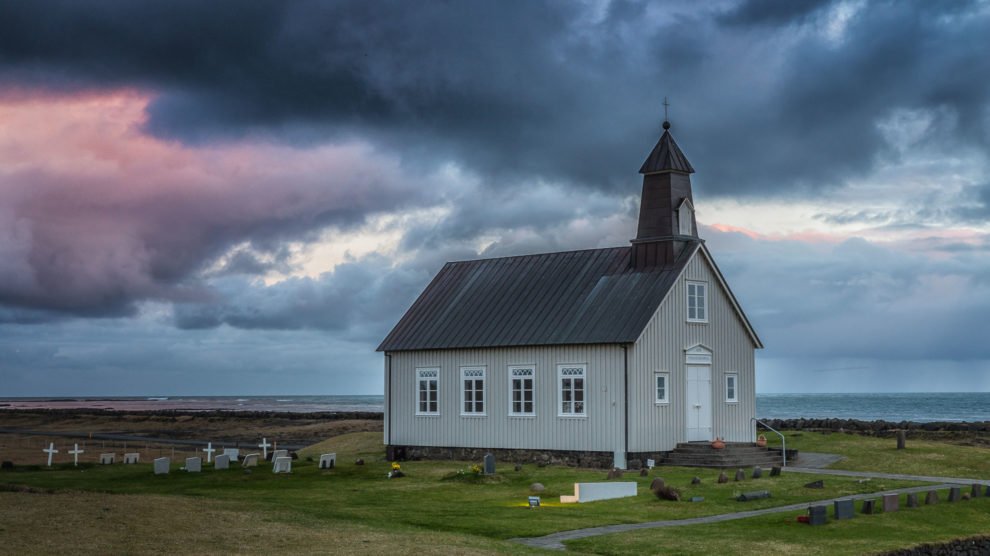 Kirche Strandakirka an der Südküste von Island (Titelbild Kastenwagen Rundreise Nordlandblog)