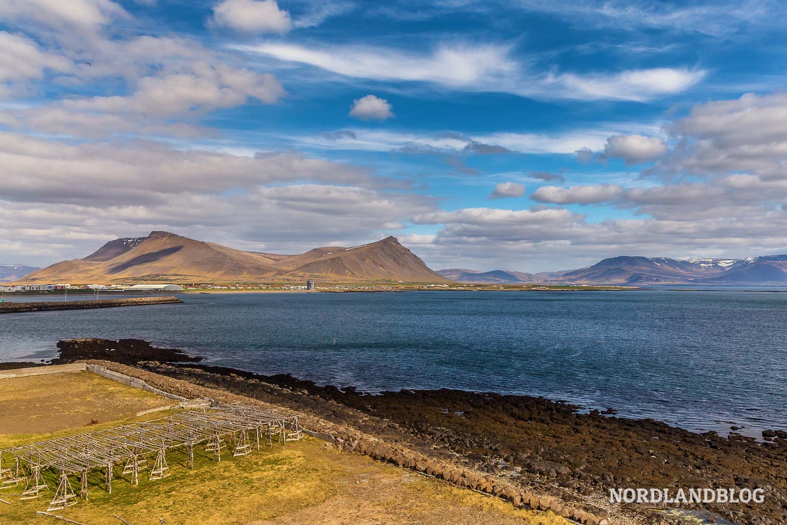 Blick vom Leuchtturm in Akranes auf die Westküste von Island