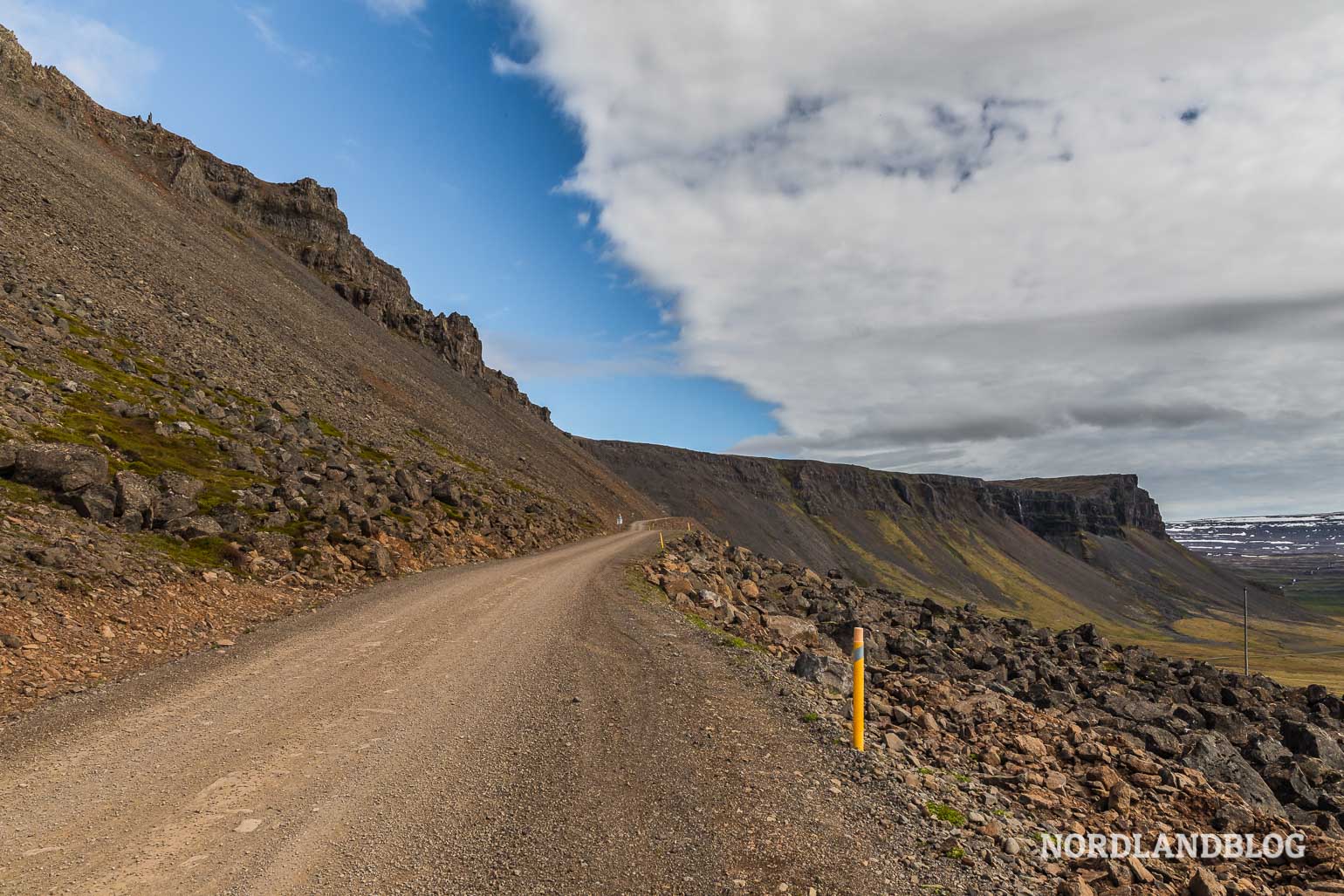 Straße nach Raudisandur in den Westfjorden von Island 