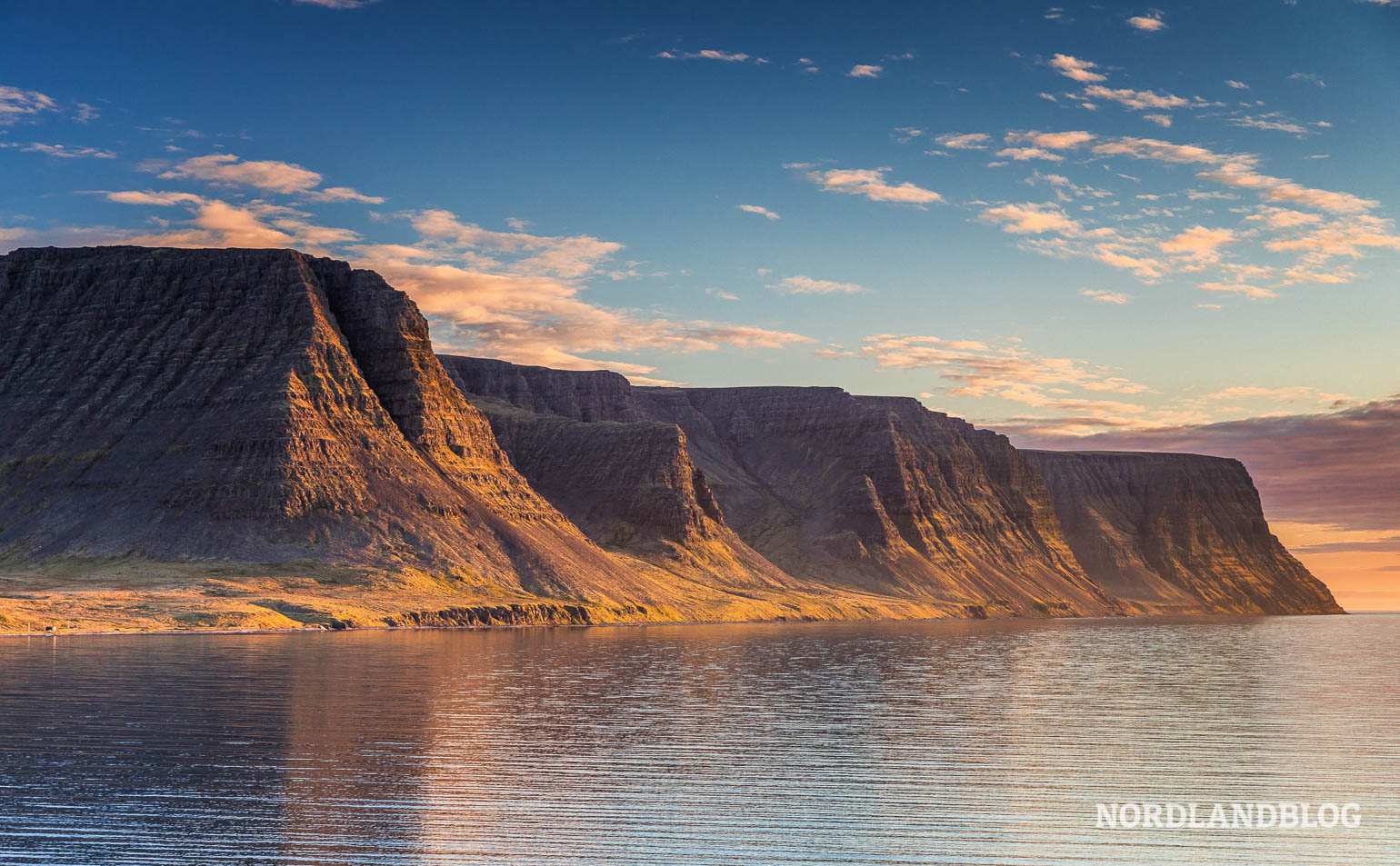 Aussicht von Tálknafjörður auf die vorgelagerte Steilküste