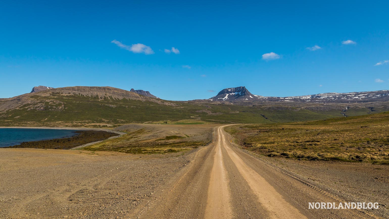 Eine der typischen Straßen durch die Westfjorde in Island