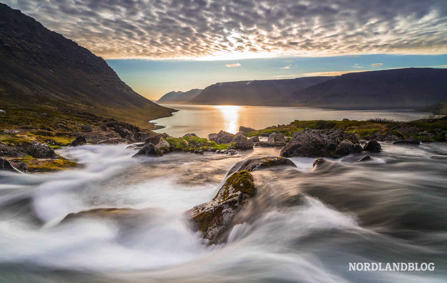 Blick vom Wasserfall Dynjandi auf den Fjord