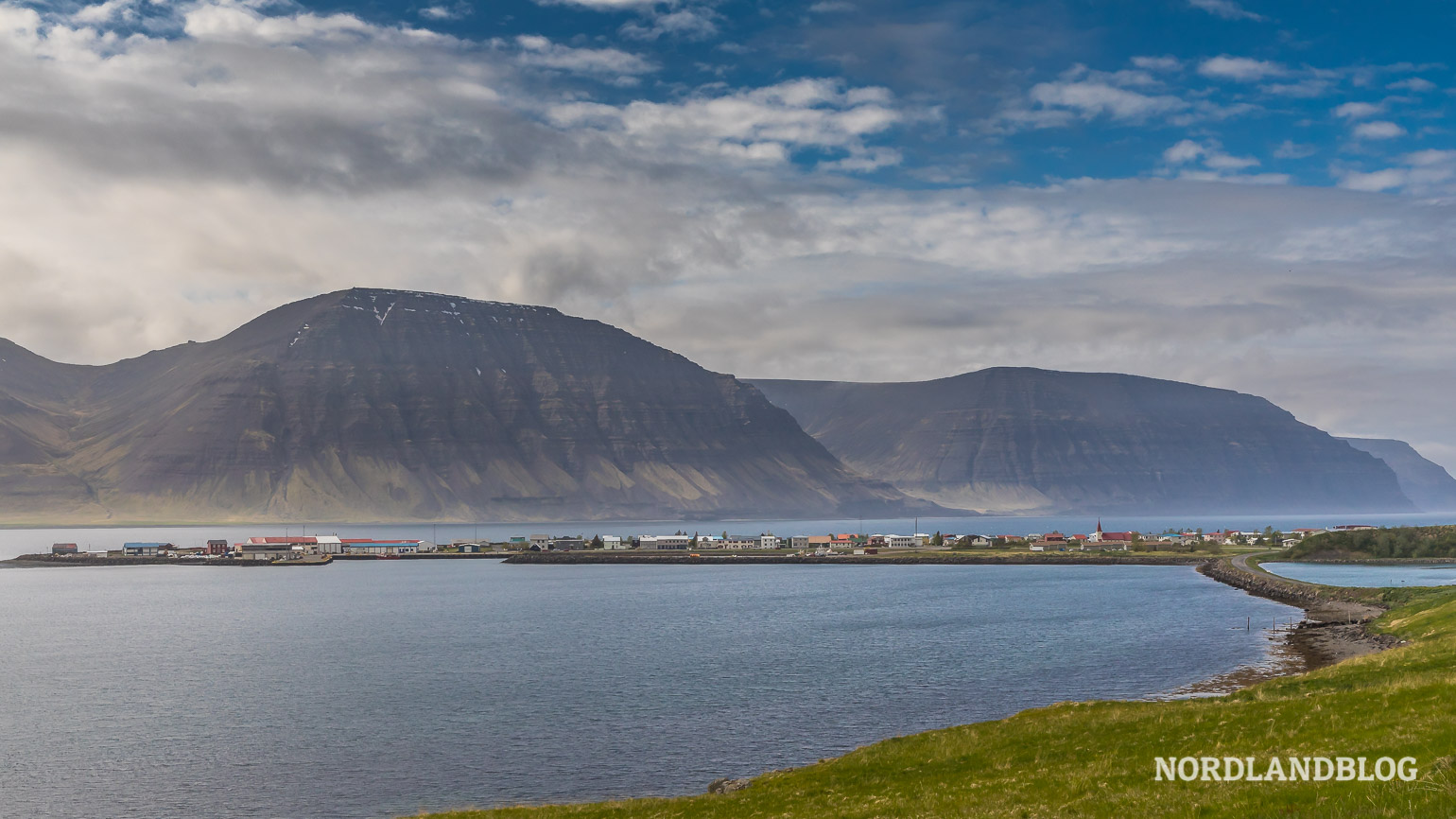 Blick auf Flateyri - die Stadt auf der Sandbank