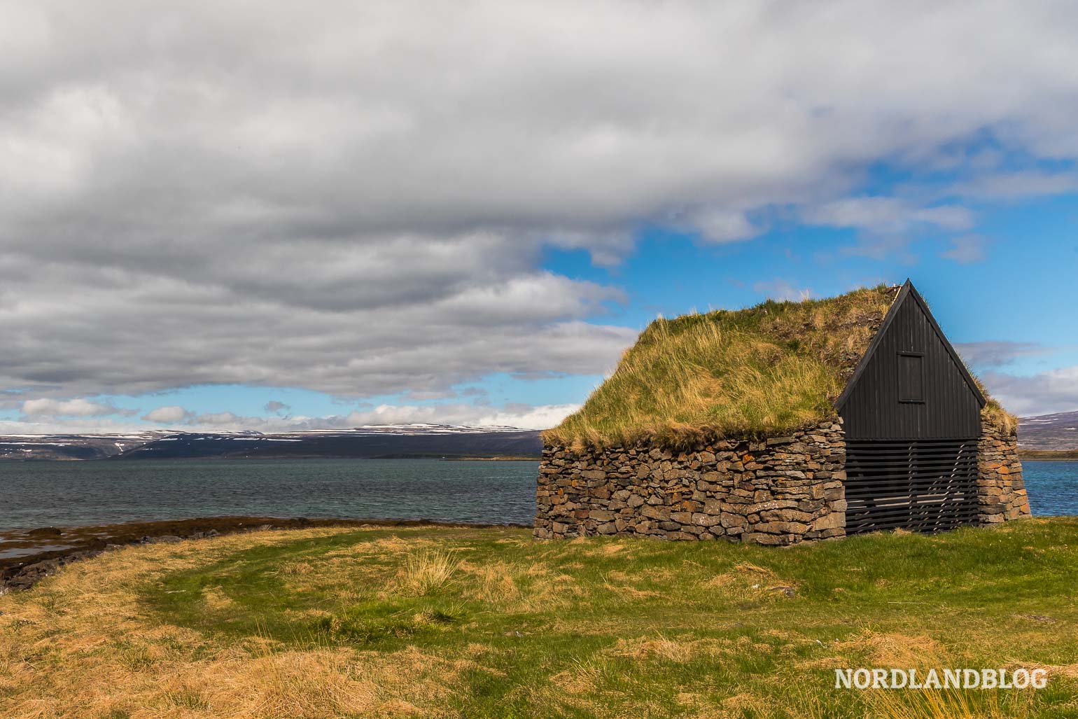 Altes Bootshaus in der kleinen Siedlung am Vatnsfjörður