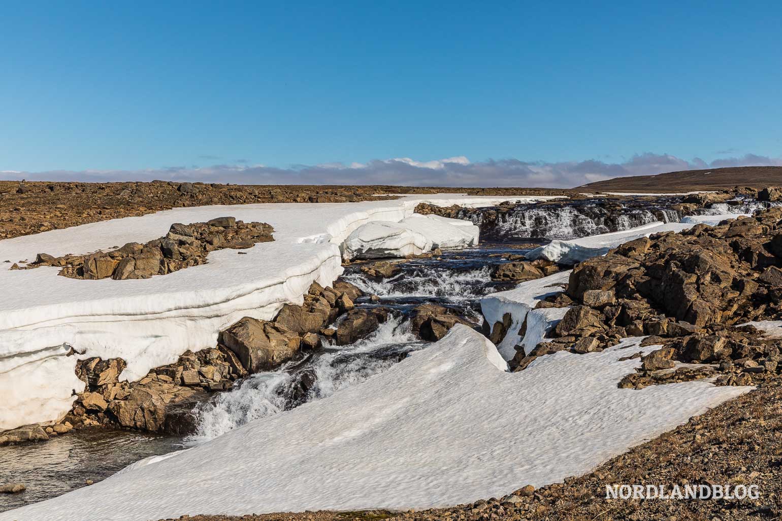 Auf dem Pass an der Straße 61 in den Westfjorden liegt sogar noch Schnee