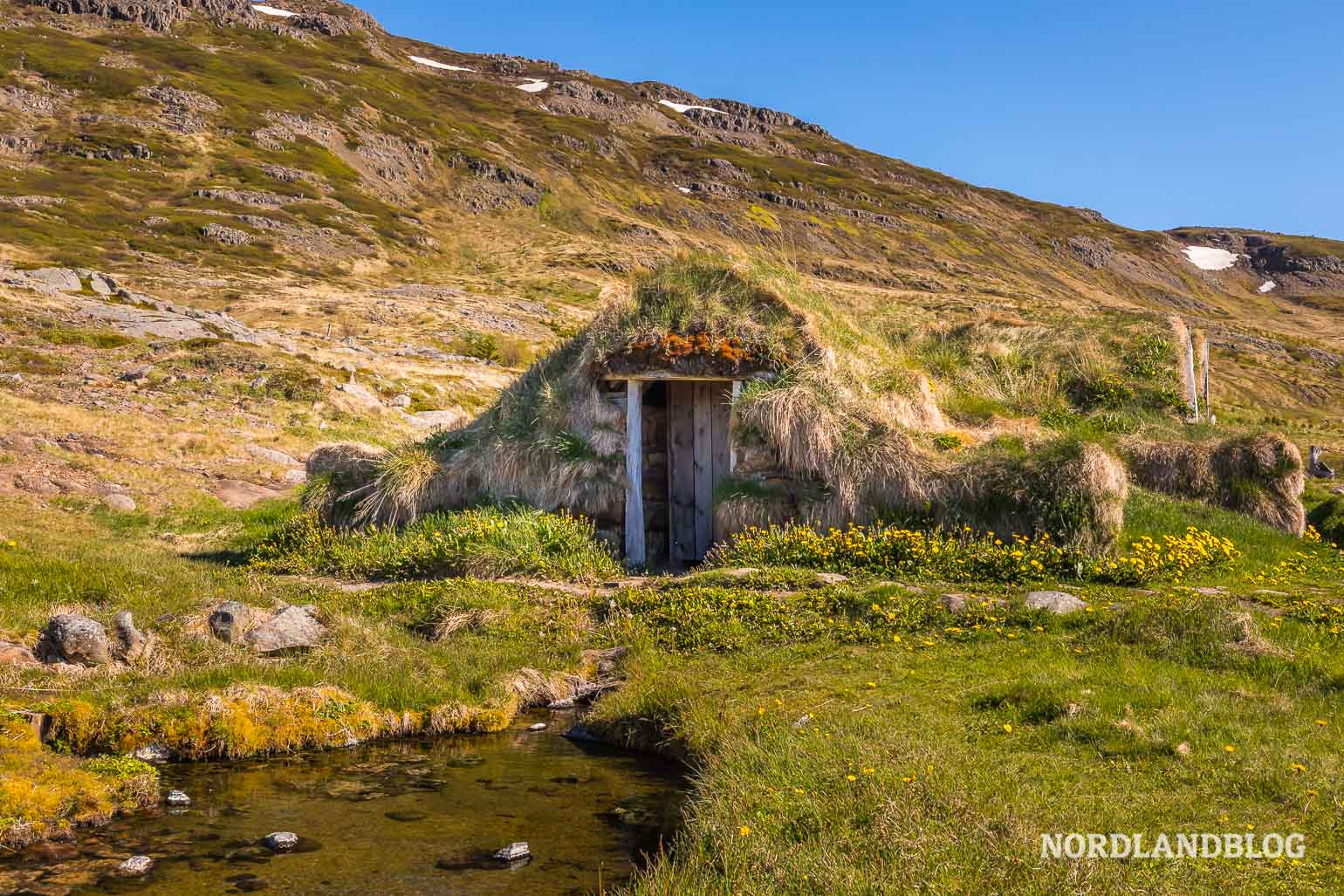 Alte Torfhäuser neben der Quelle Gvendarlaug