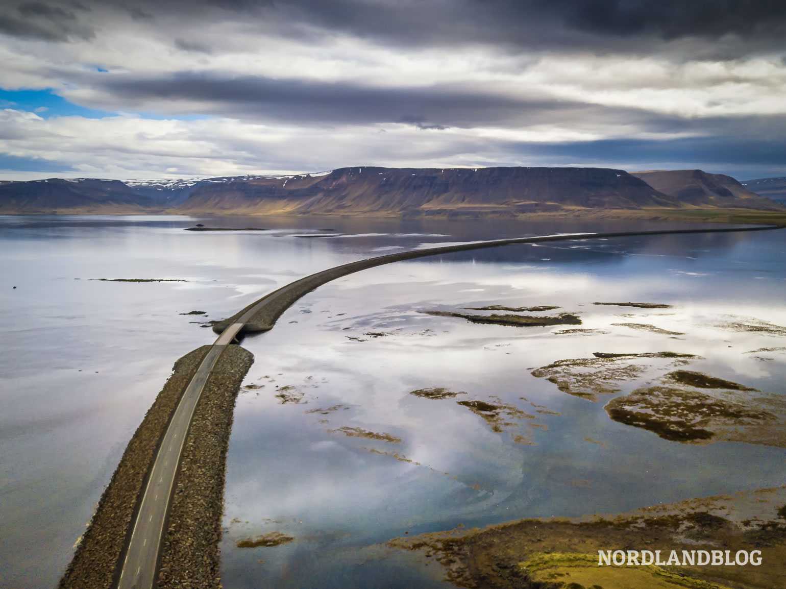 Island Straße in die Westfjorde mit der DJI Drohne aufgenommen