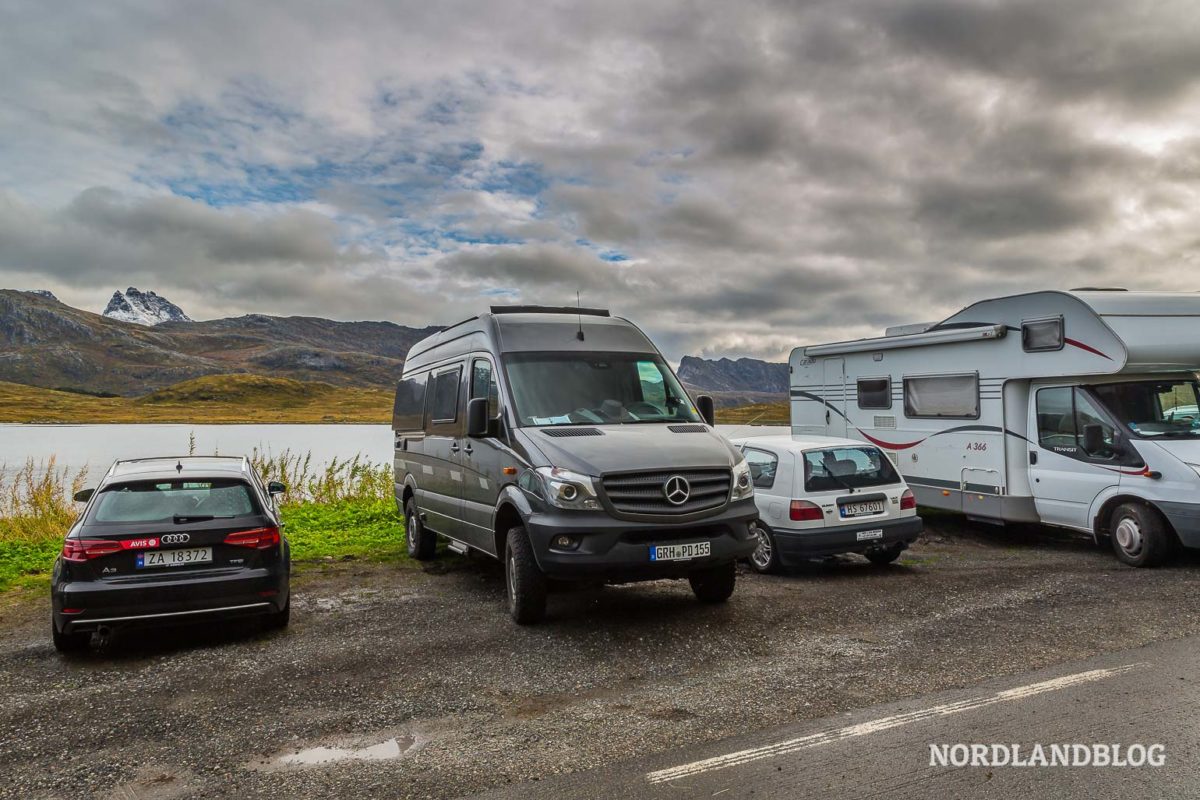 Parkplatz für die Wanderung zur Bucht Kvalvika auf den Lofoten Parkplatz für die Wanderung zur Bucht Kvalvika auf den Lofoten