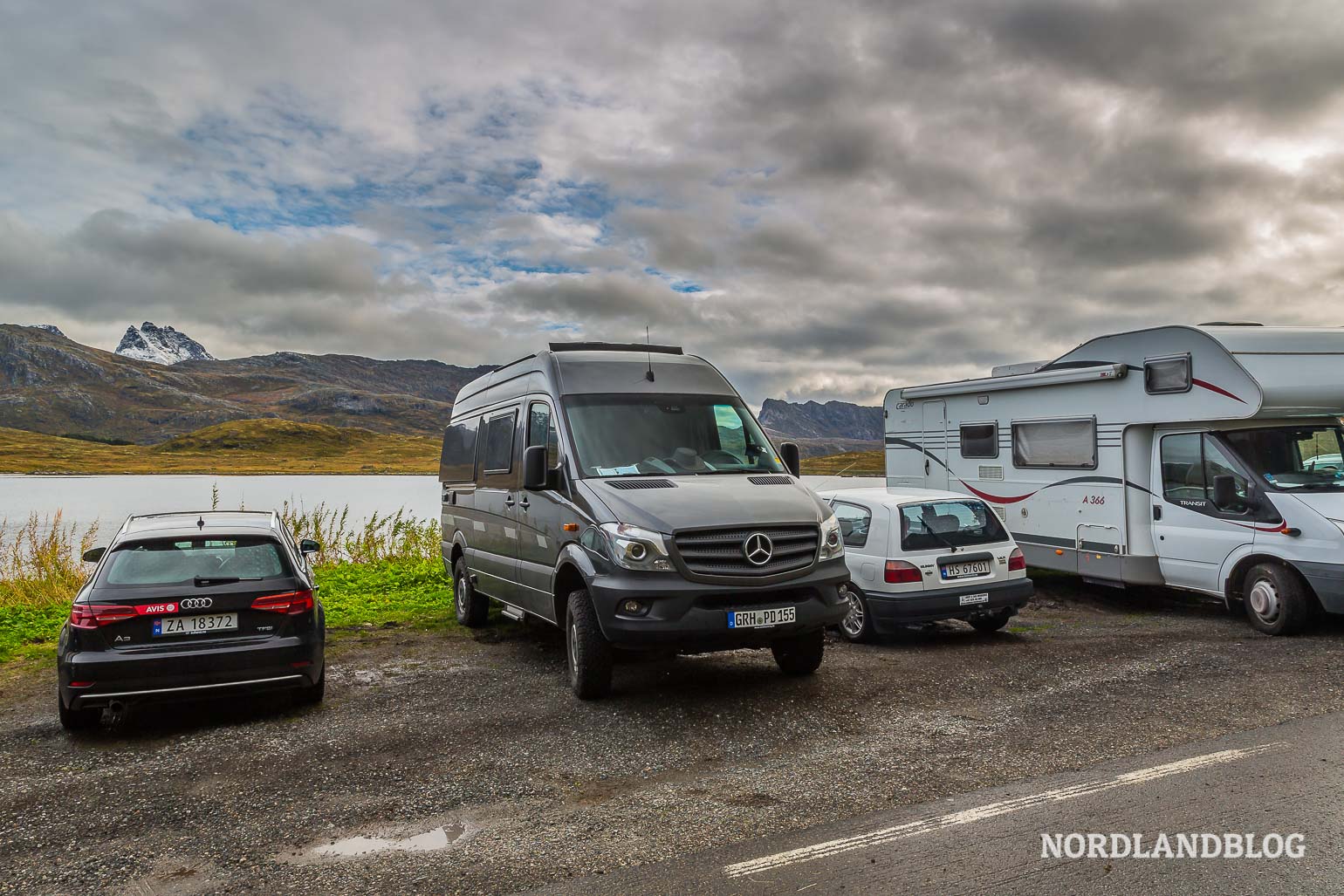 Parkplatz für die Wanderung zur Bucht Kvalvika auf den Lofoten