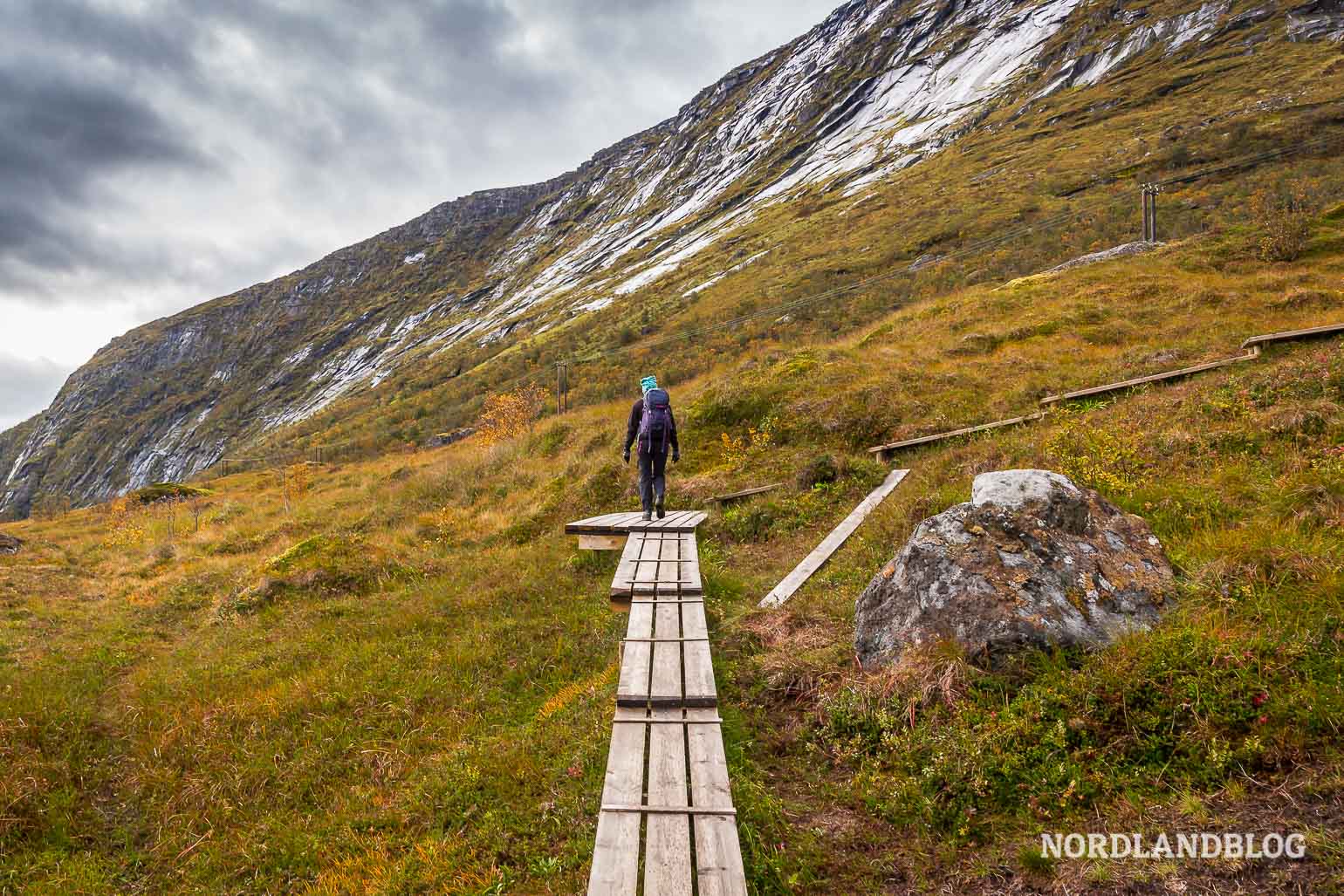 Pfad mit Bohlen zur Bucht Kvalvika auf den Lofoten