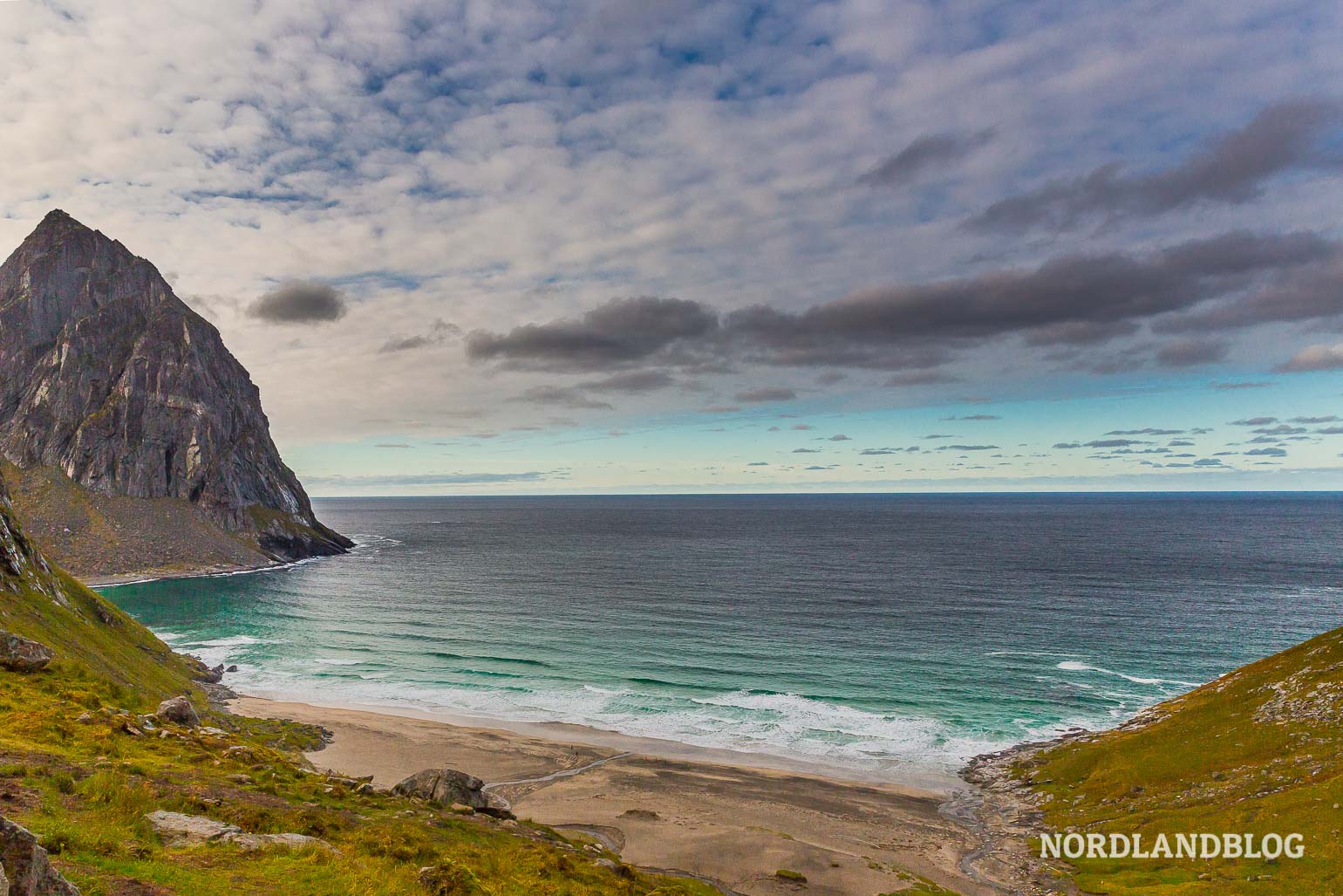 Blick auf den Strand der Bucht Kvalvika