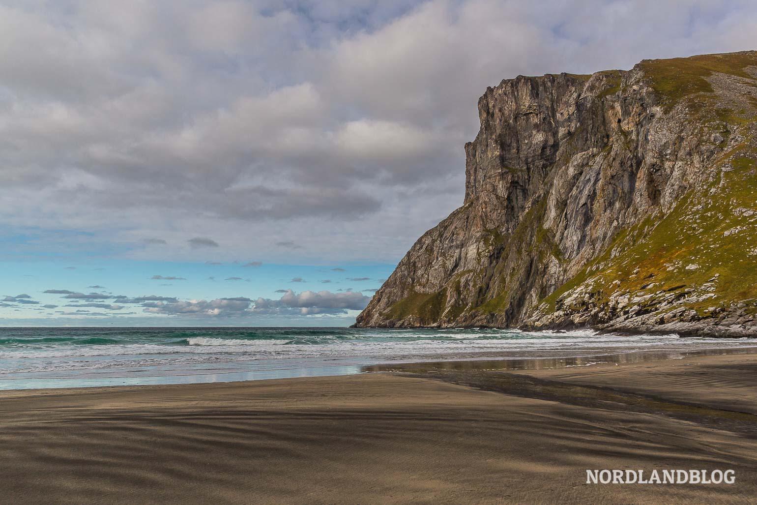 Blick über den Strand der Kvalvika hinüber zum Gipfel des Ryten