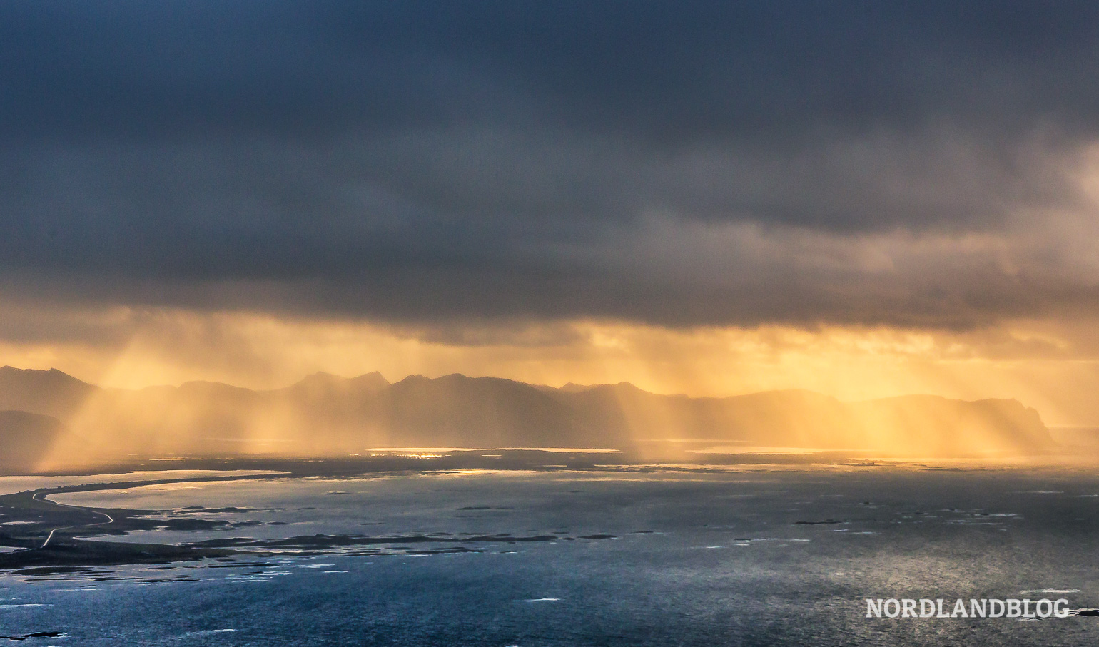 Herrliches Licht über dem Atlantik bei den Vesteralen (Norwegen)