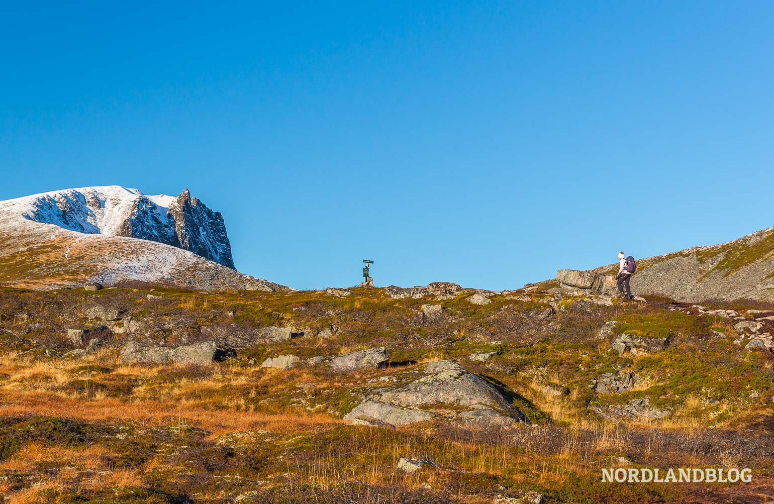 Der Wegweiser im Sommardalen auf der Insel Senja in Norwegen