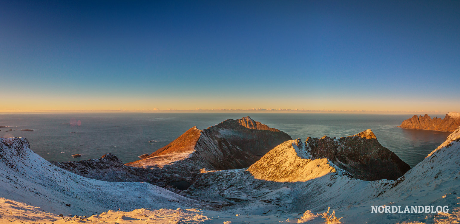 Das Panorama vom Husfjellet über den Nordatlantik vor der Küste der Insel Senja