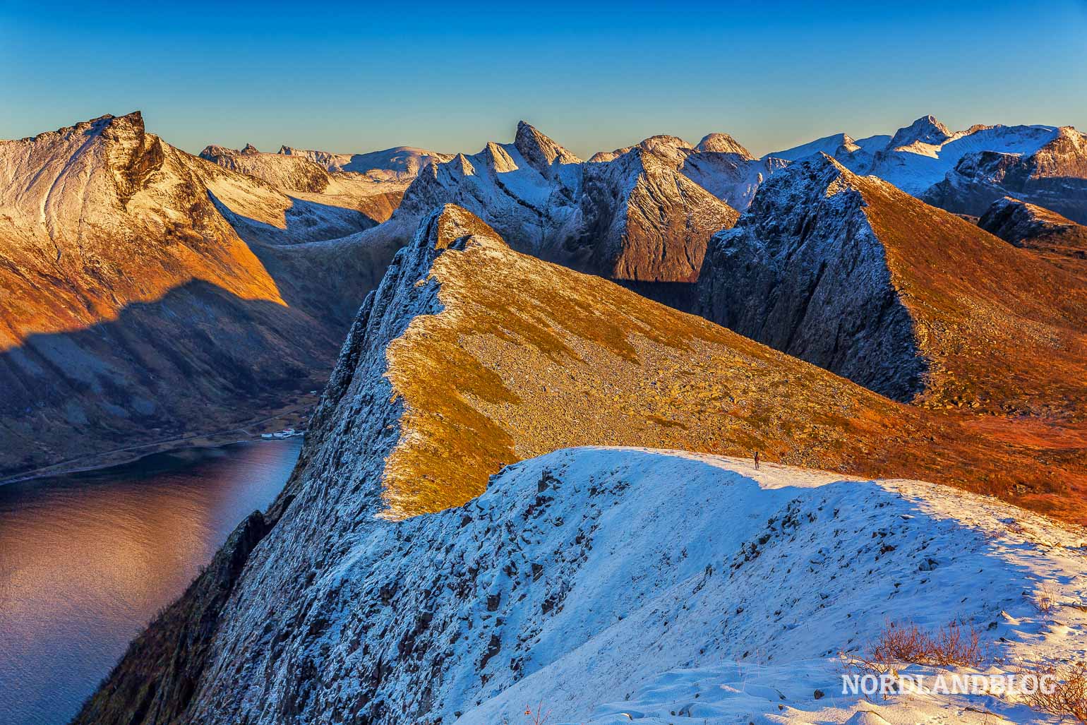 Wanderung auf Senja mit einem grandiosen Blick über die Bergwelt der Insel