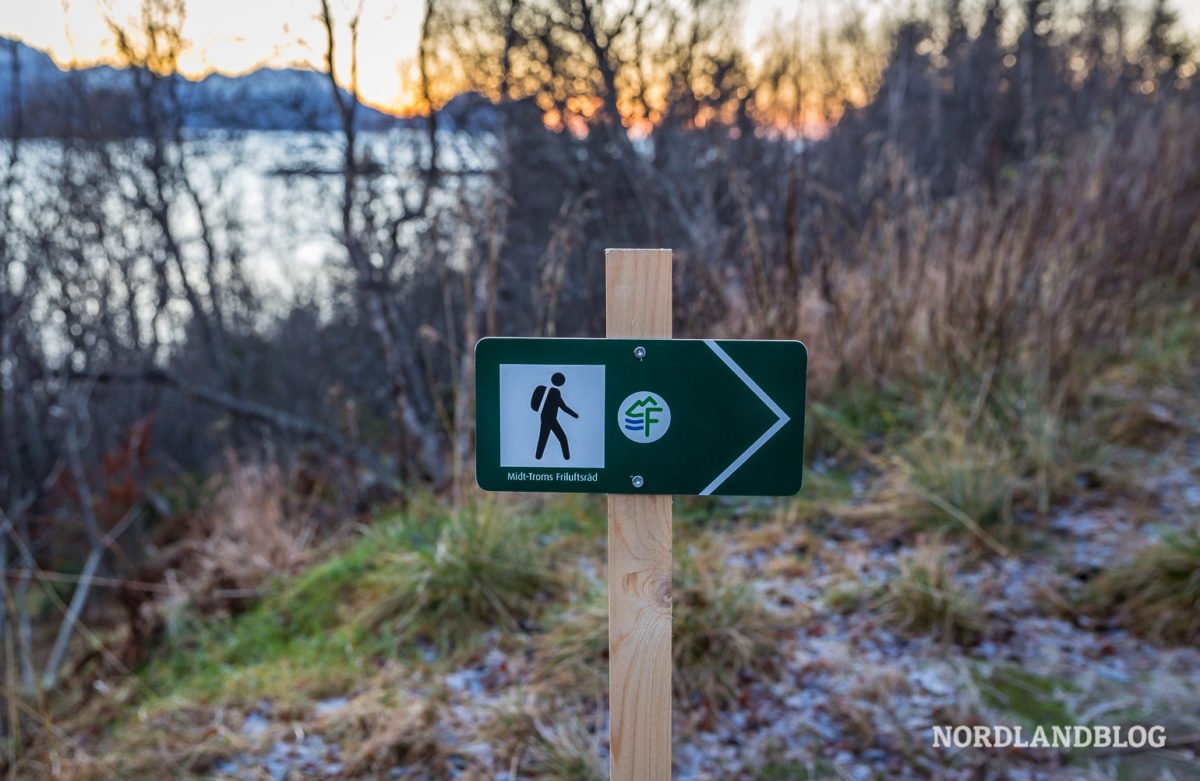 Wegweiser zum Husfjellet auf unserer Wanderung auf Senja Wegweiser zum Husfjellet auf unserer Wanderung auf Senja